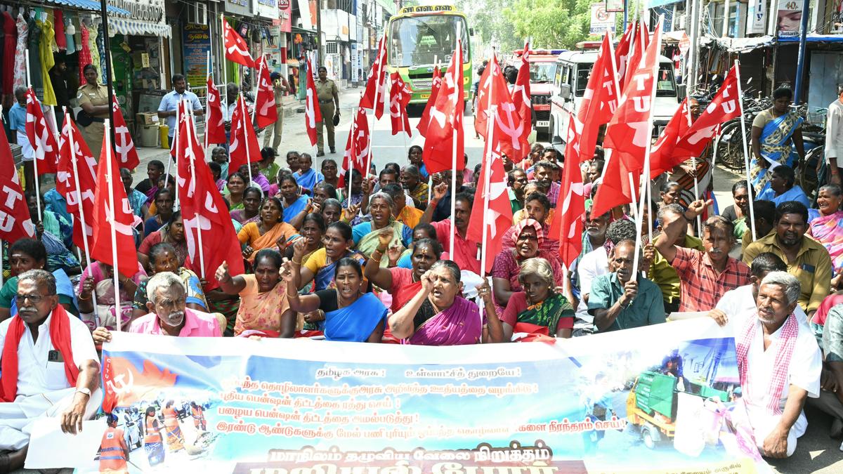 Employees stage road blockade in Thoothukudi and Nagercoil